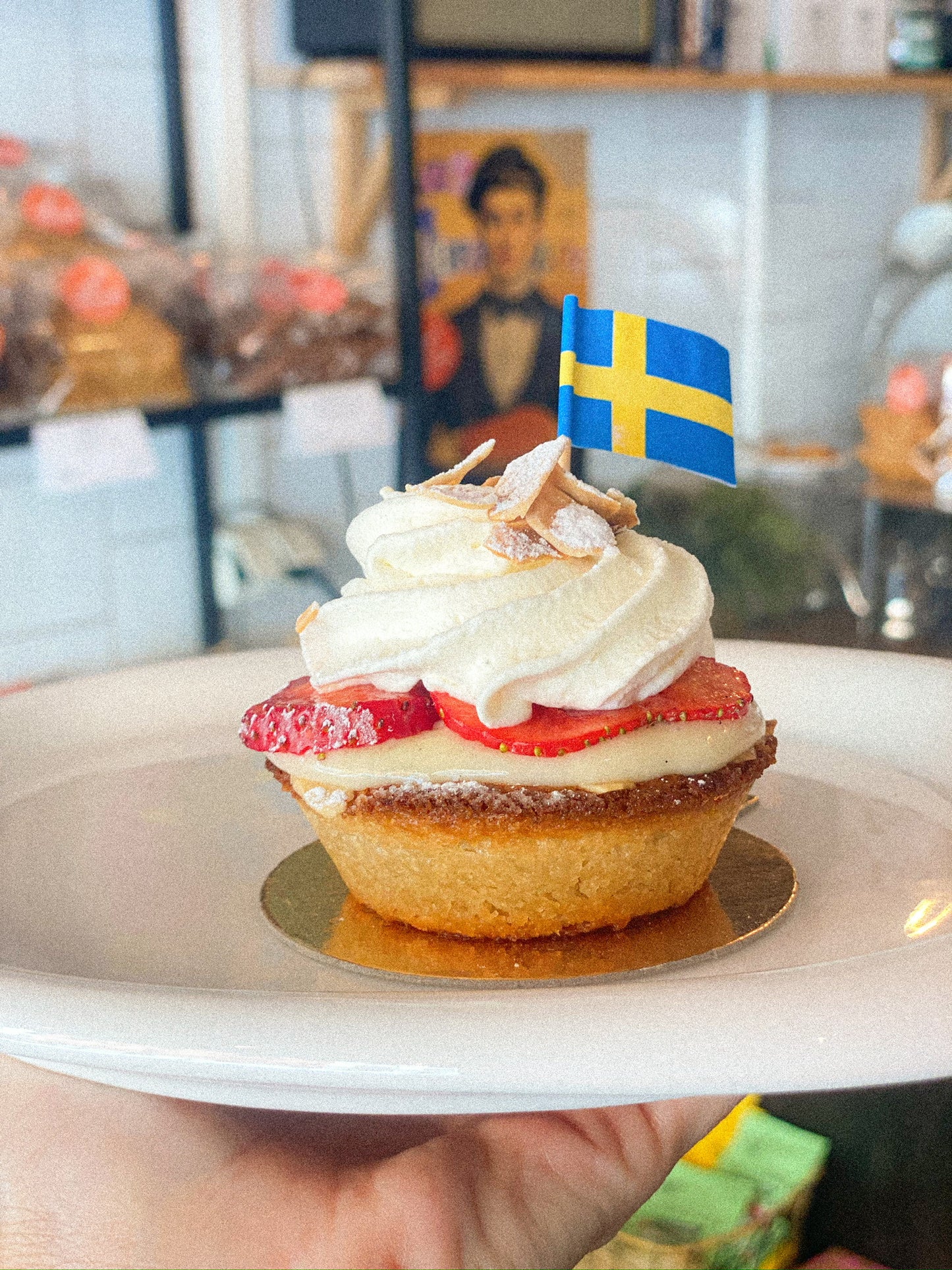 Vegansk glutenfri mandelkaka med färska bär – 1 bit