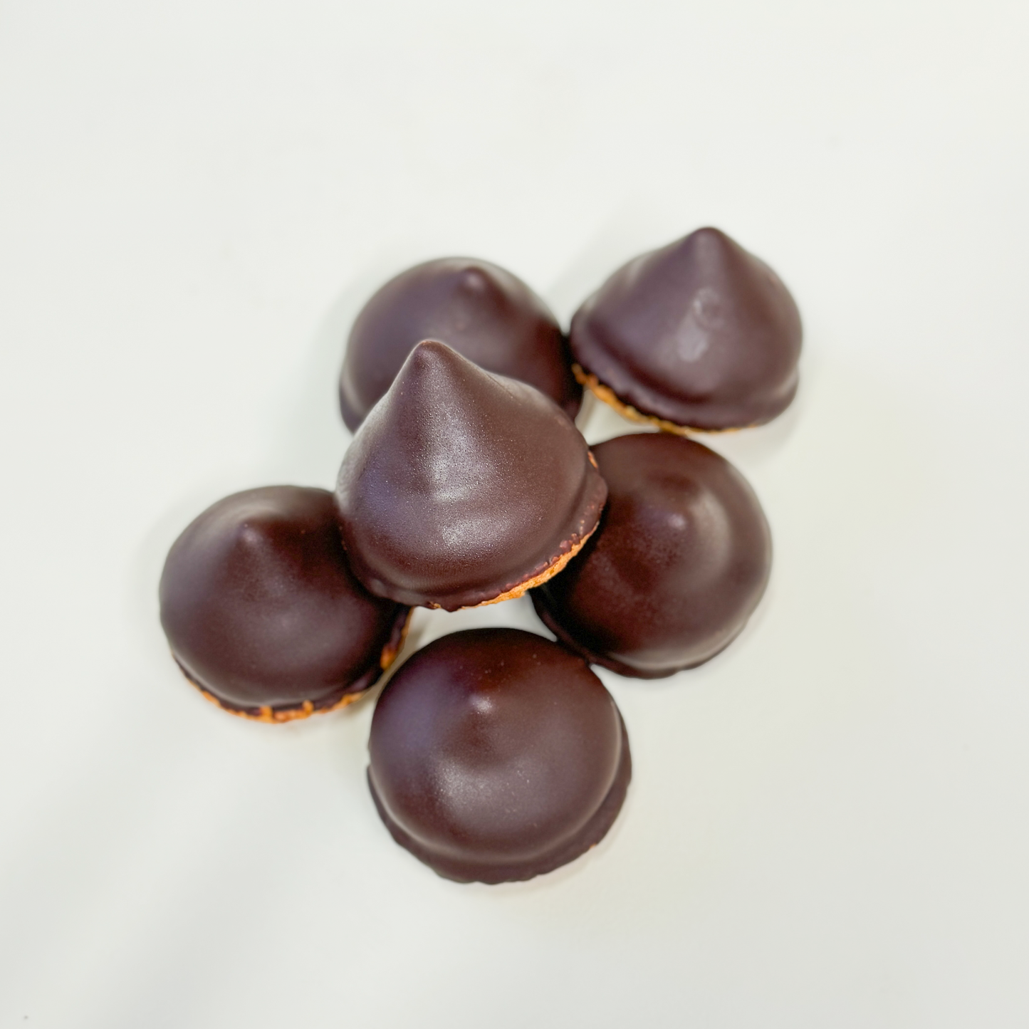 Choklad Biskvier – gluten-free chocolate-covered buttercream with almond base, 6 pieces from Happy Atelier Stockholm.