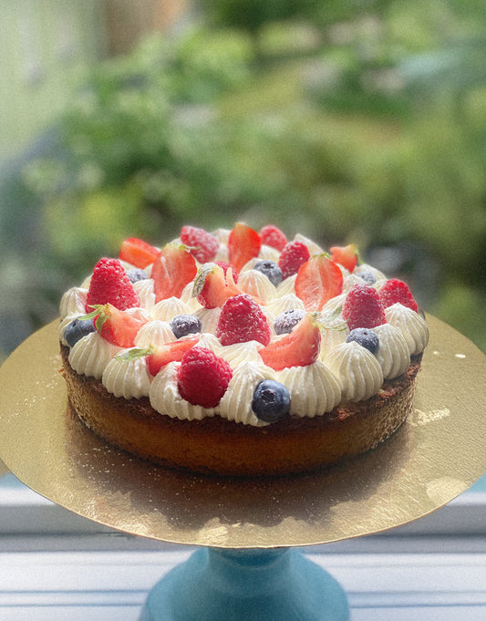 Vegansk glutenfri mandelkaka med färska bär – 8 bitar